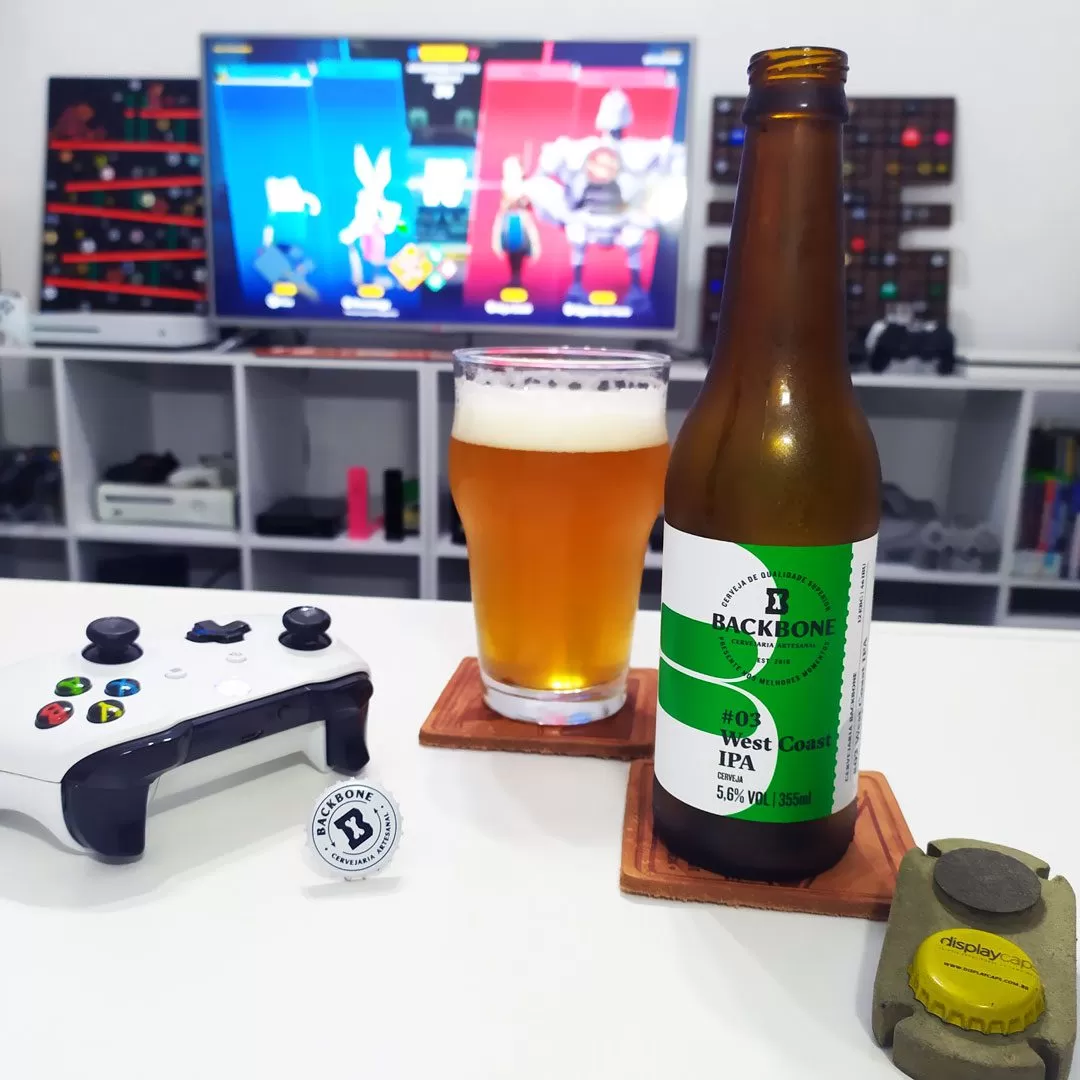 Jogando MultiVersus acompanhado da West Coast IPA da Backbone