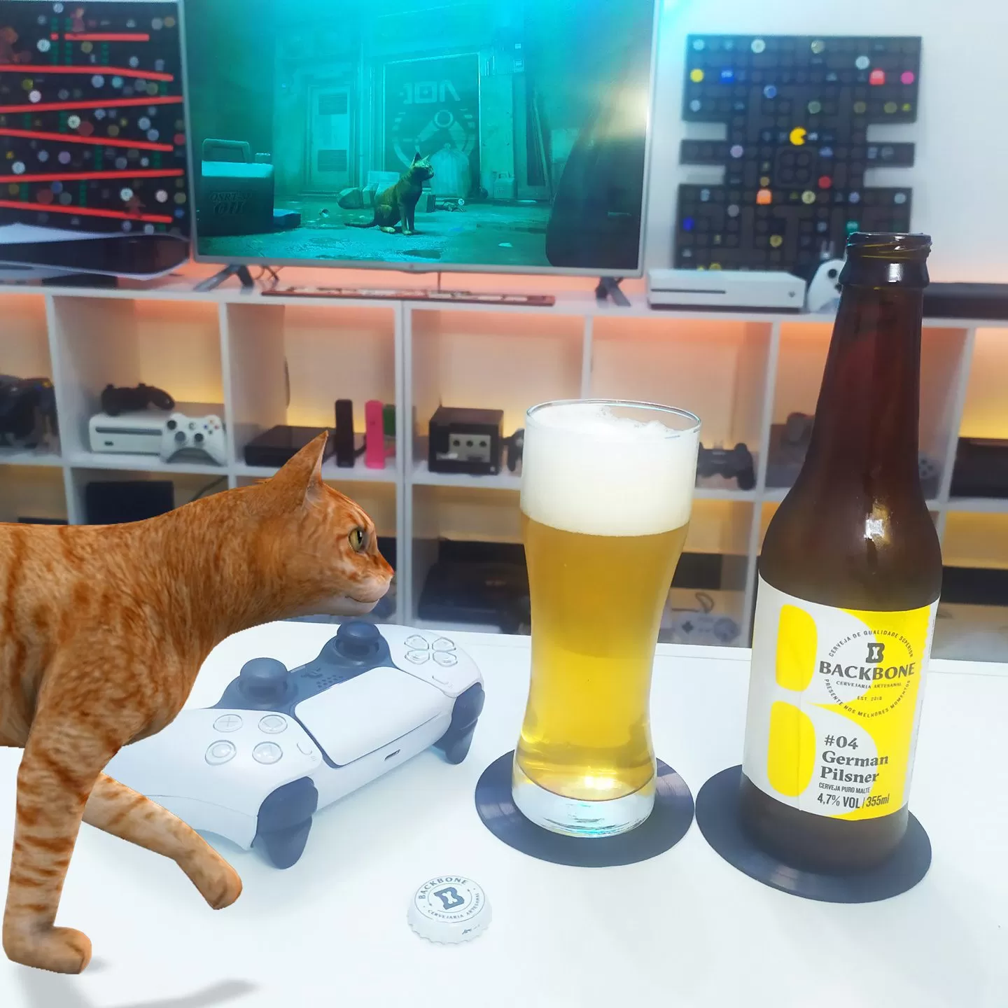 Stray no PlayStation 5 com a German Pilsner da cervejaria Backbone