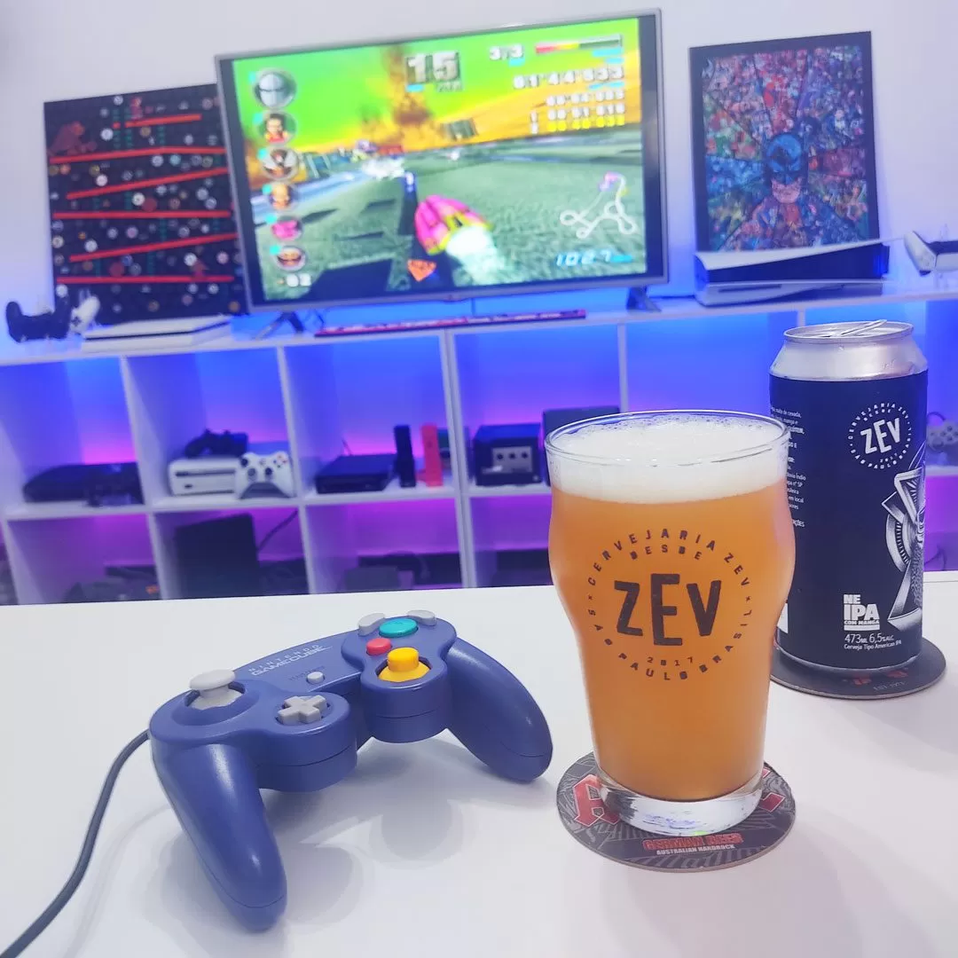 Aumentando a potência de F Zero GX no Game Cube com a NEIPA da Cervejaria ZEV